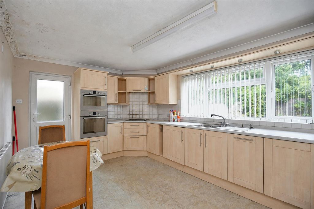 Property photo 2 of 10 Kitchen