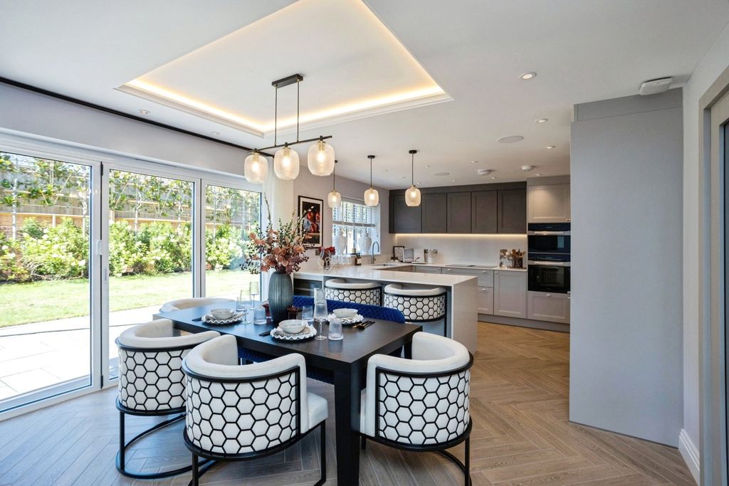 Property photo 1 of 17 Kitchen Diner Family