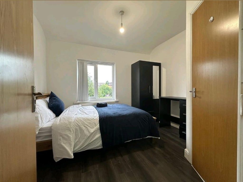 Property photo 3 of 5 Bedroom