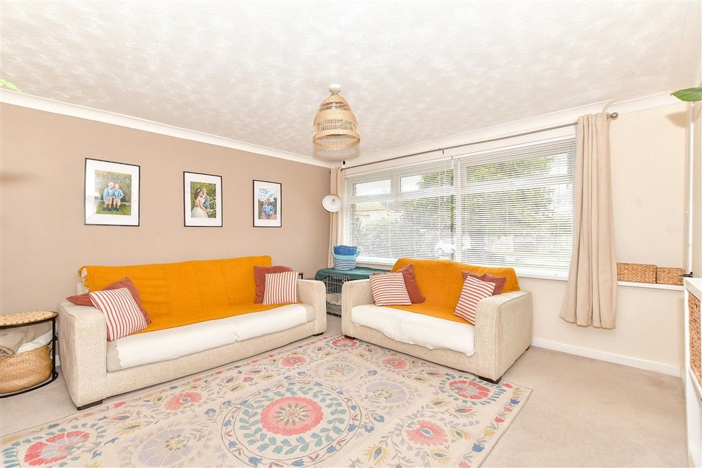 Property photo 3 of 13 Lounge