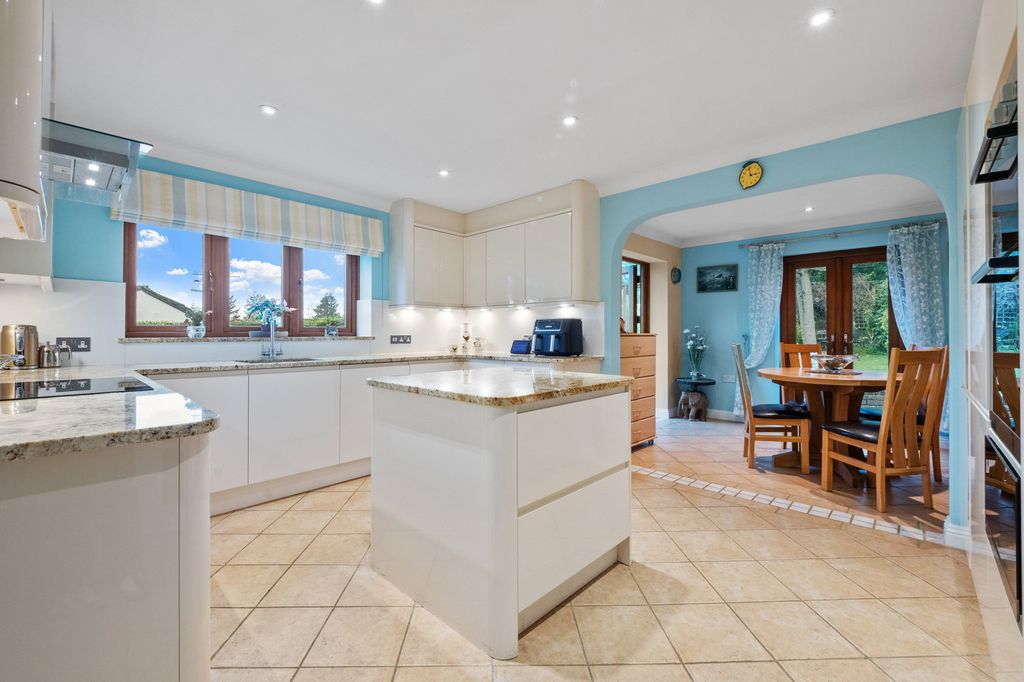 Property photo 2 of 31