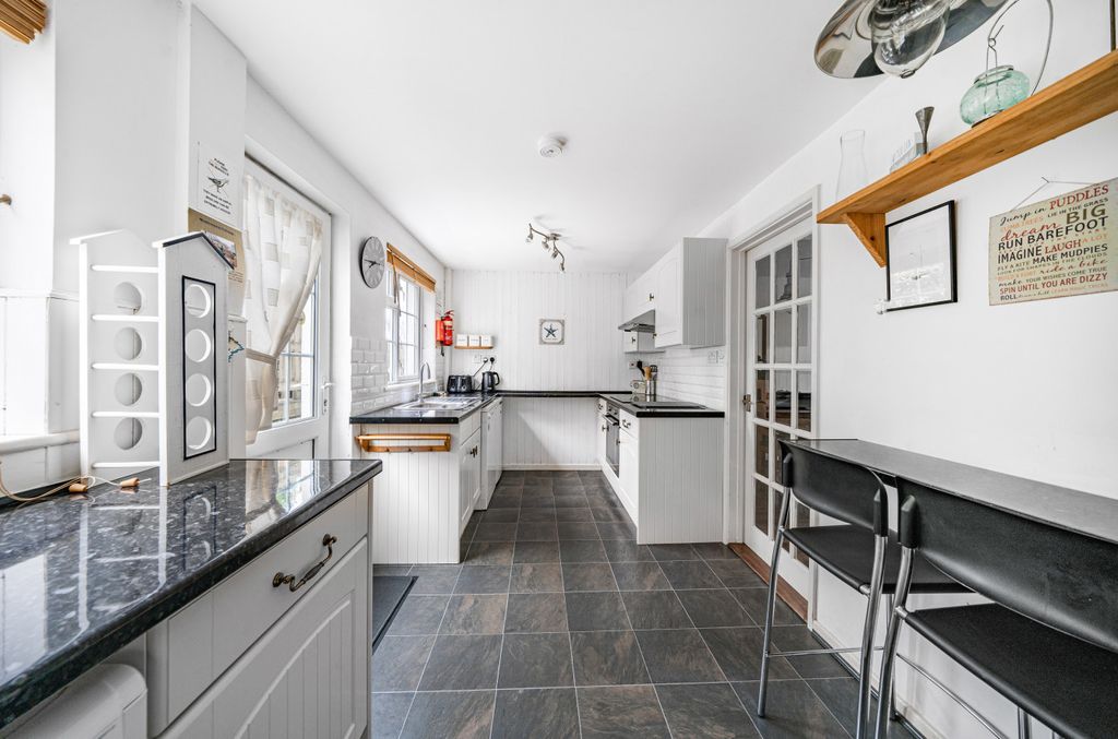 Property photo 3 of 10 Kitchen
