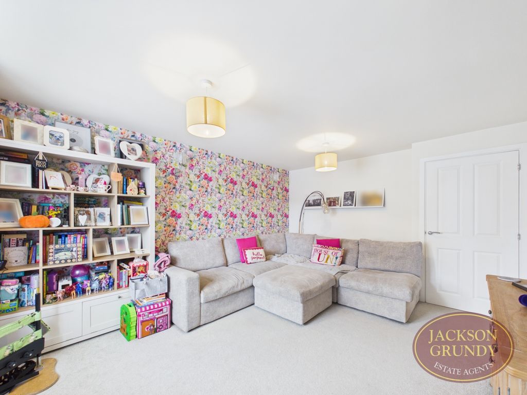 Property photo 3 of 13 Elderton Way