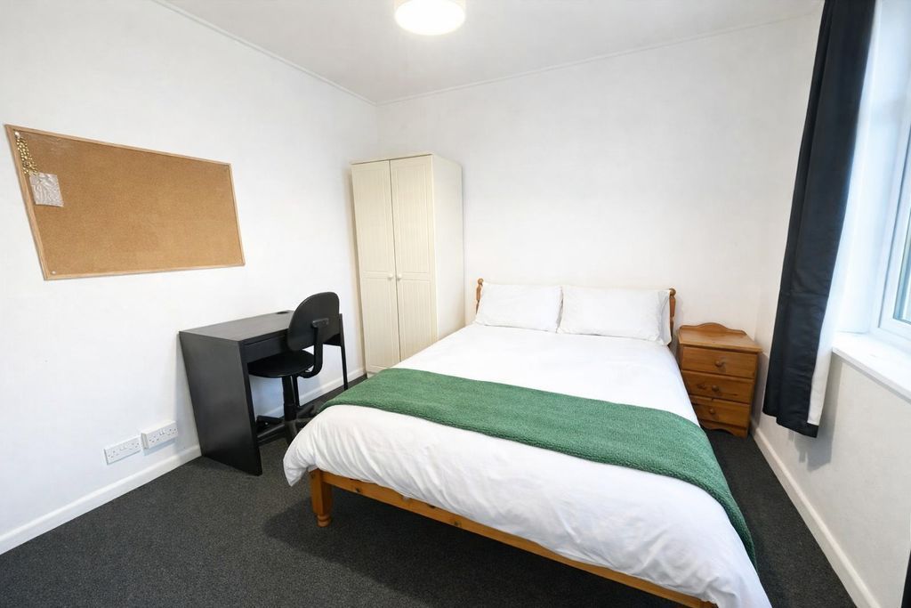 Property photo 1 of 8 Photo 11