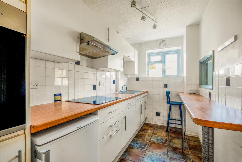 Property photo 3 of 9 9 Stanford Court-2.Jpg