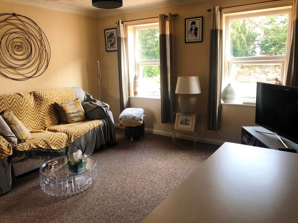 Property photo 2 of 6 Living Room