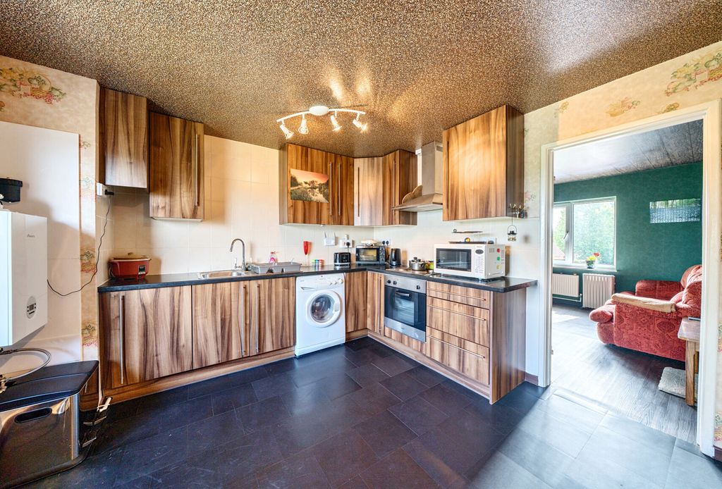 Property photo 2 of 9 1299693-5-6838250...