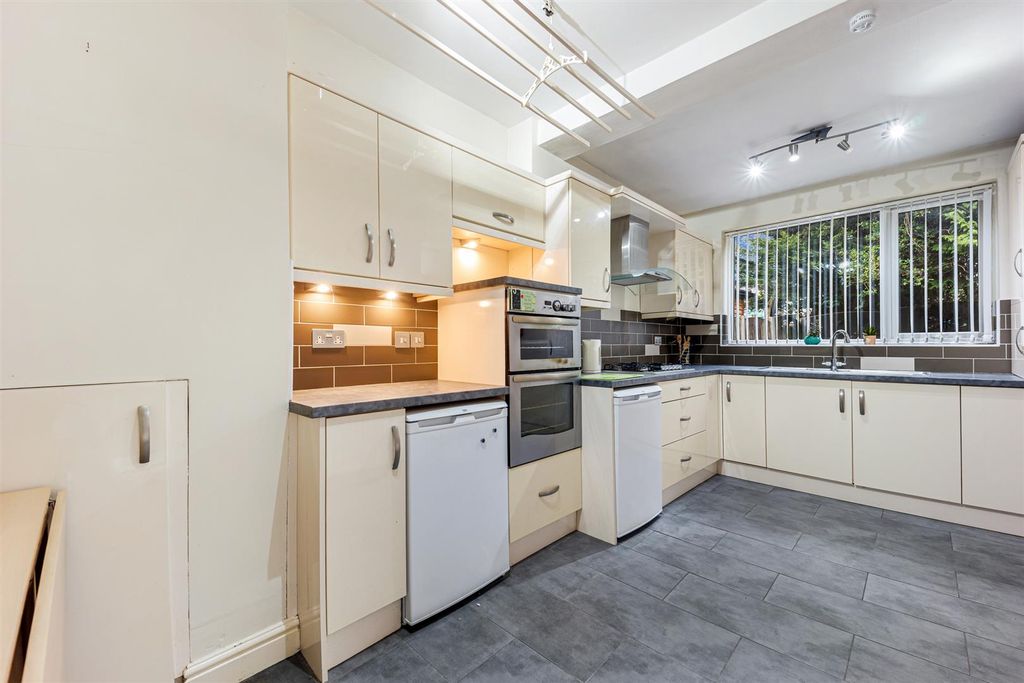 Property photo 2 of 14 6 Willis Lane Kitchen.Jpg