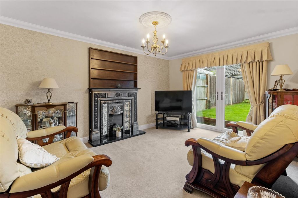 Property photo 3 of 17 Living Room