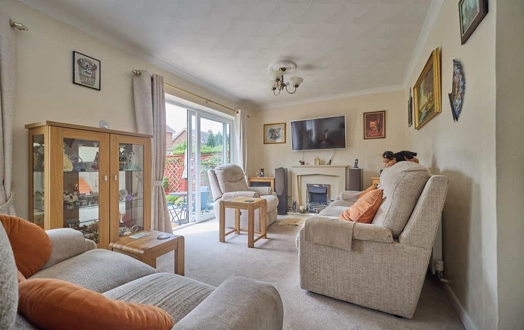 Property photo 2 of 17 Tennyson Road.Jpg