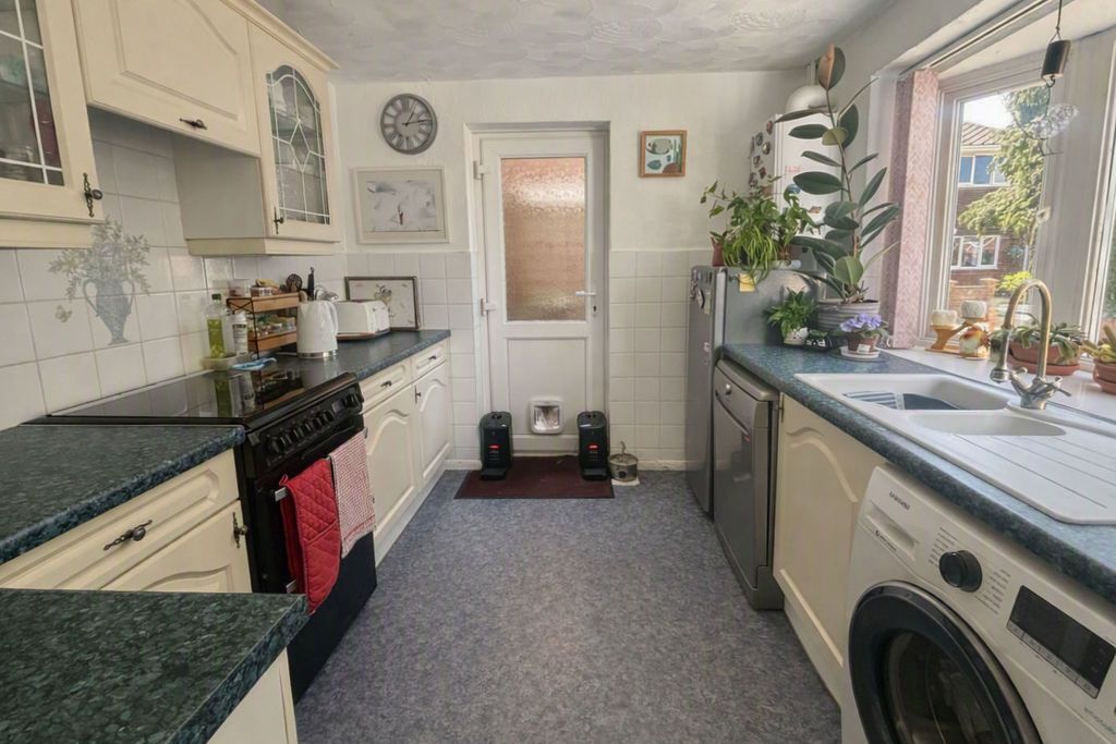 Property photo 2 of 11 Kitchen