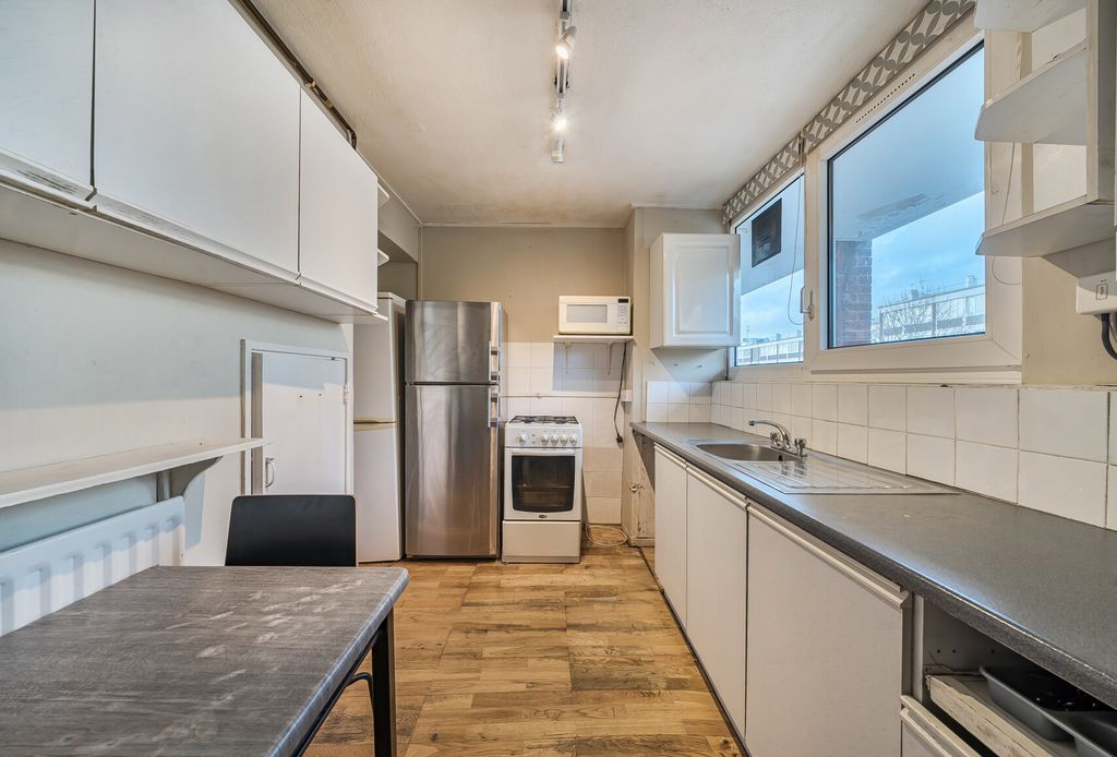 Property photo 3 of 9 1400726-7-696A590...