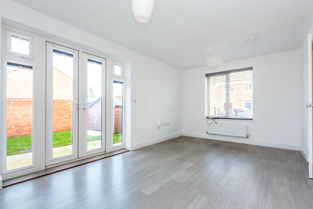 Property photo 3 of 15 Lounge