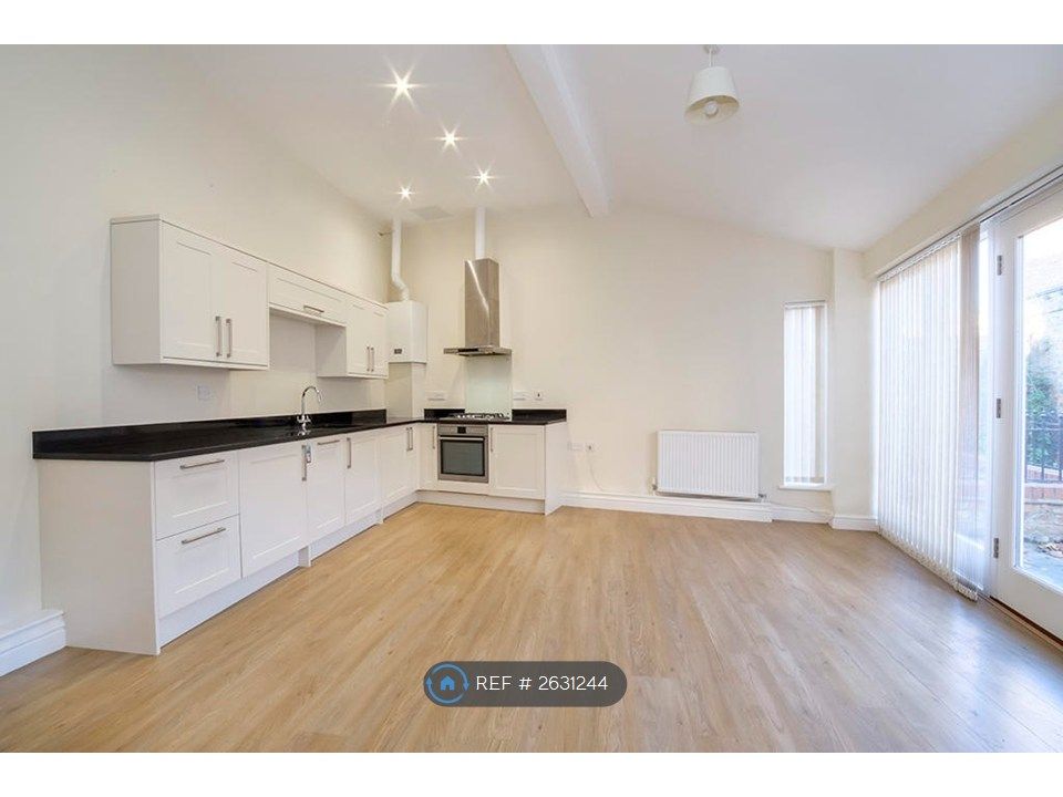 Property photo 3 of 12 Kitchen / Living