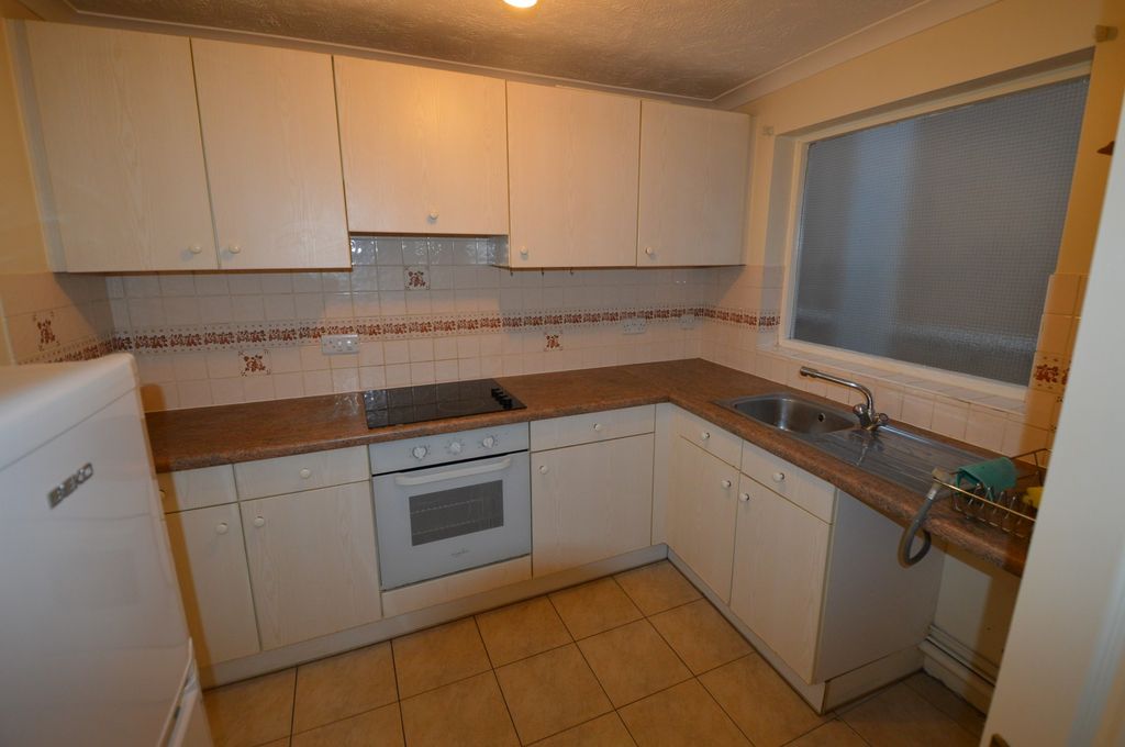 Property photo 2 of 6 Kitchen Property To Let In Petersfield