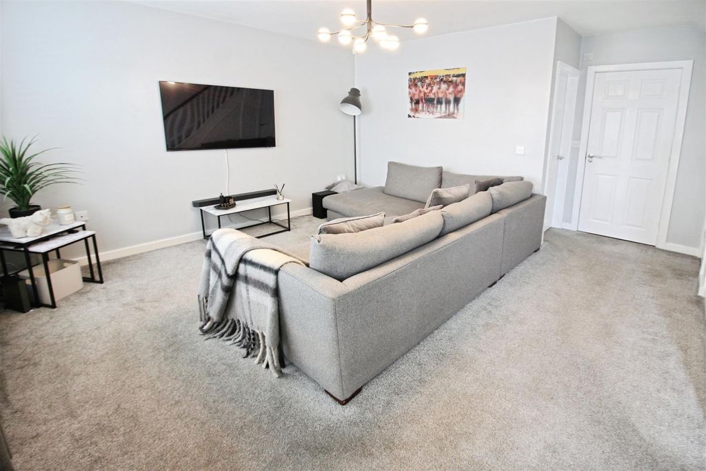 Property photo 2 of 22 Lounge