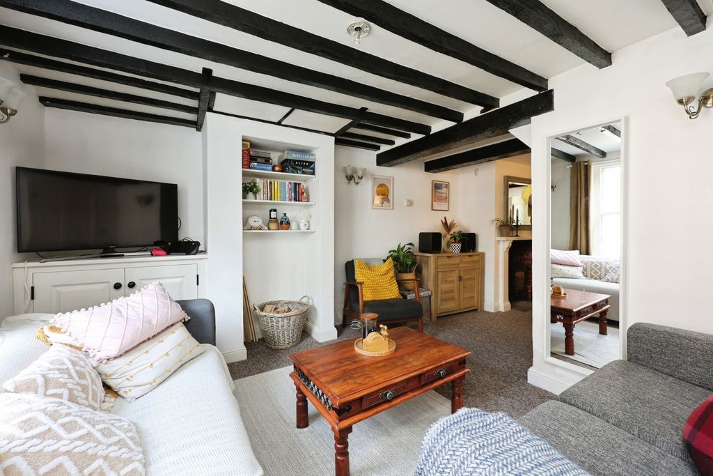 Property photo 3 of 14 Lounge