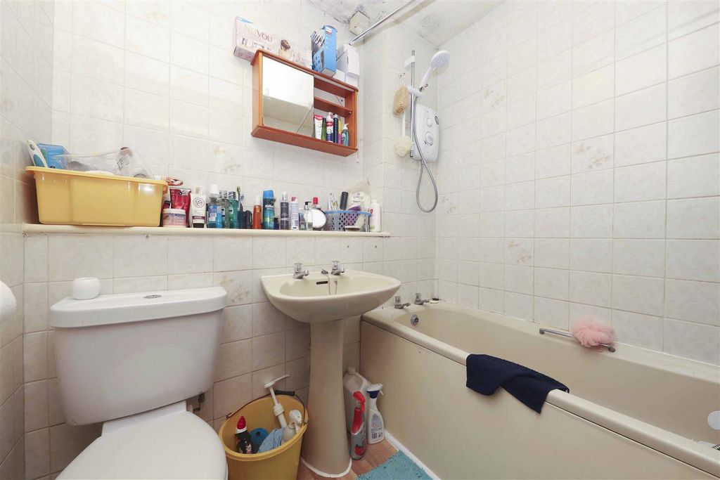 Property photo 2 of 7 Bathroom