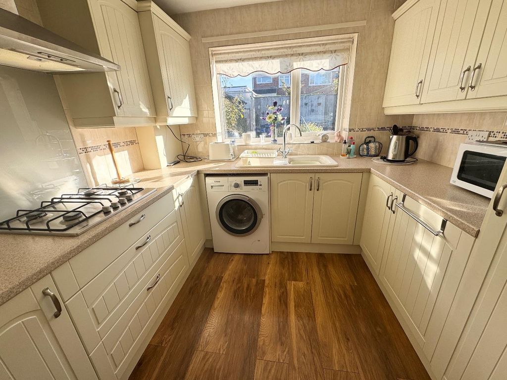 Property photo 3 of 11 Kitchen