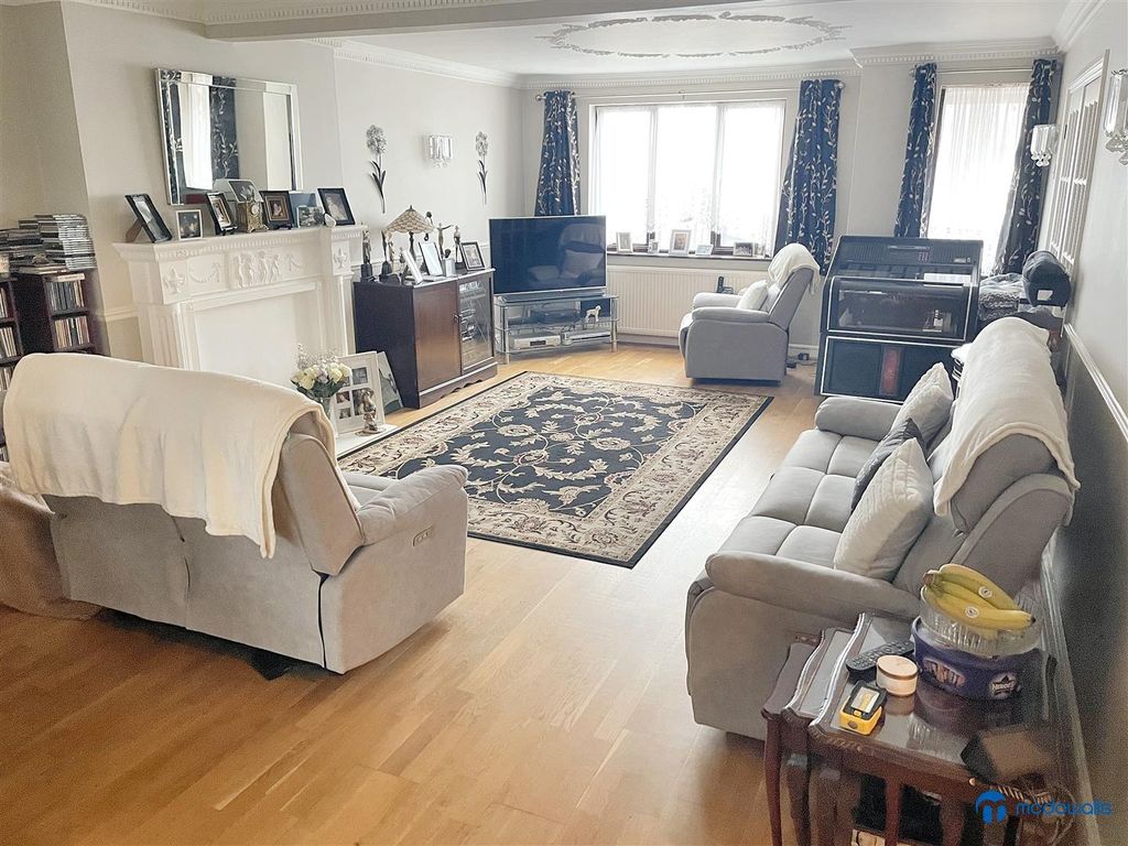 Property photo 2 of 16 53_Crownroad_Ilford_Ig61Nn (10).Jpg