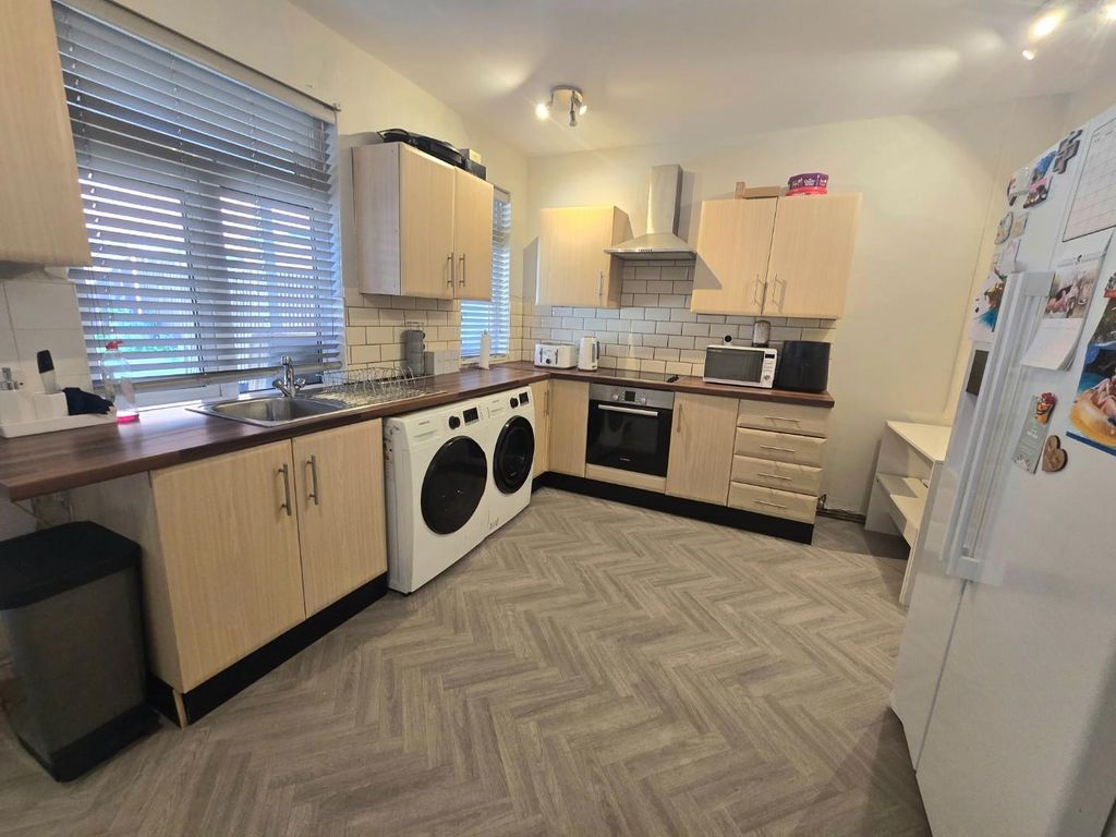 Property photo 3 of 14 Kitchen
