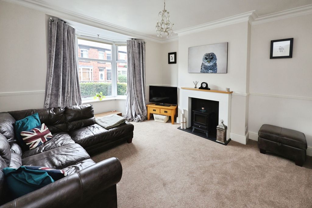 Property photo 3 of 14 Pbox-Living_Room-320430.Jpg