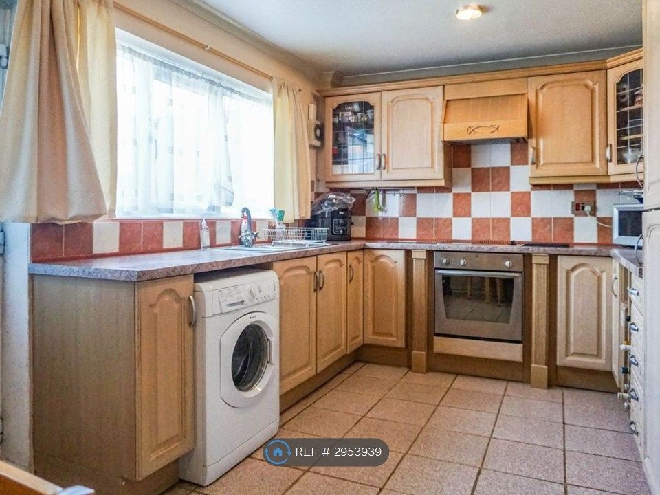 Property photo 3 of 9 Kitchen
