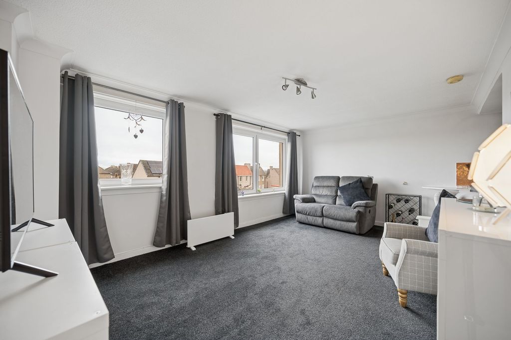 Property photo 2 of 18 Lounge