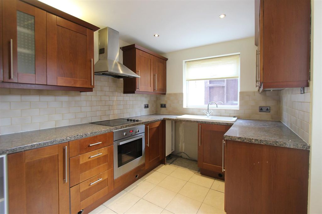 Property photo 3 of 9 Kitchen