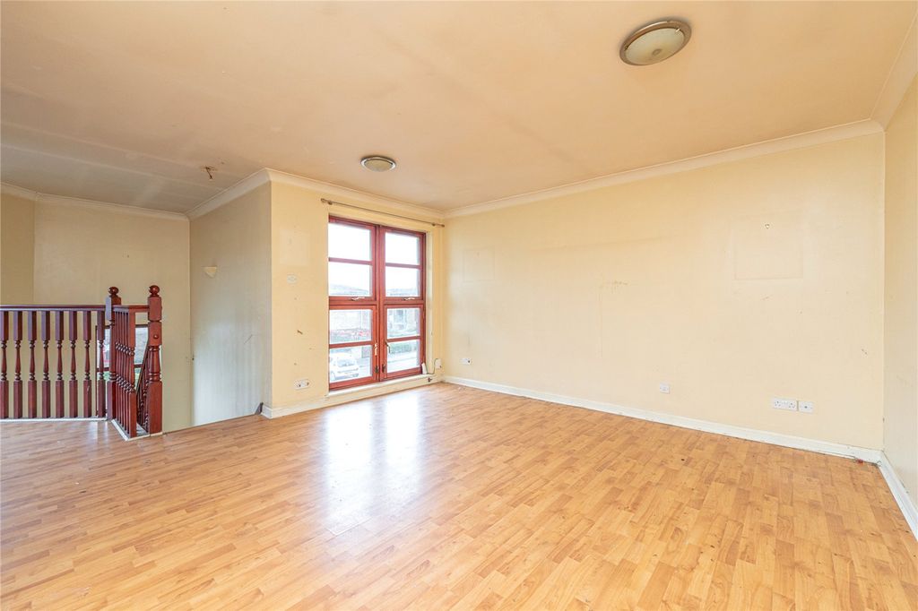 Property photo 3 of 21 Lounge Alt