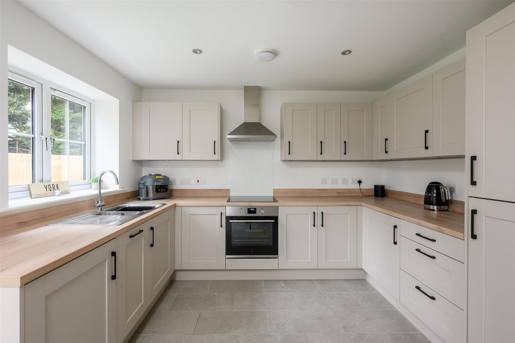 Property photo 3 of 16 Kitchen 1