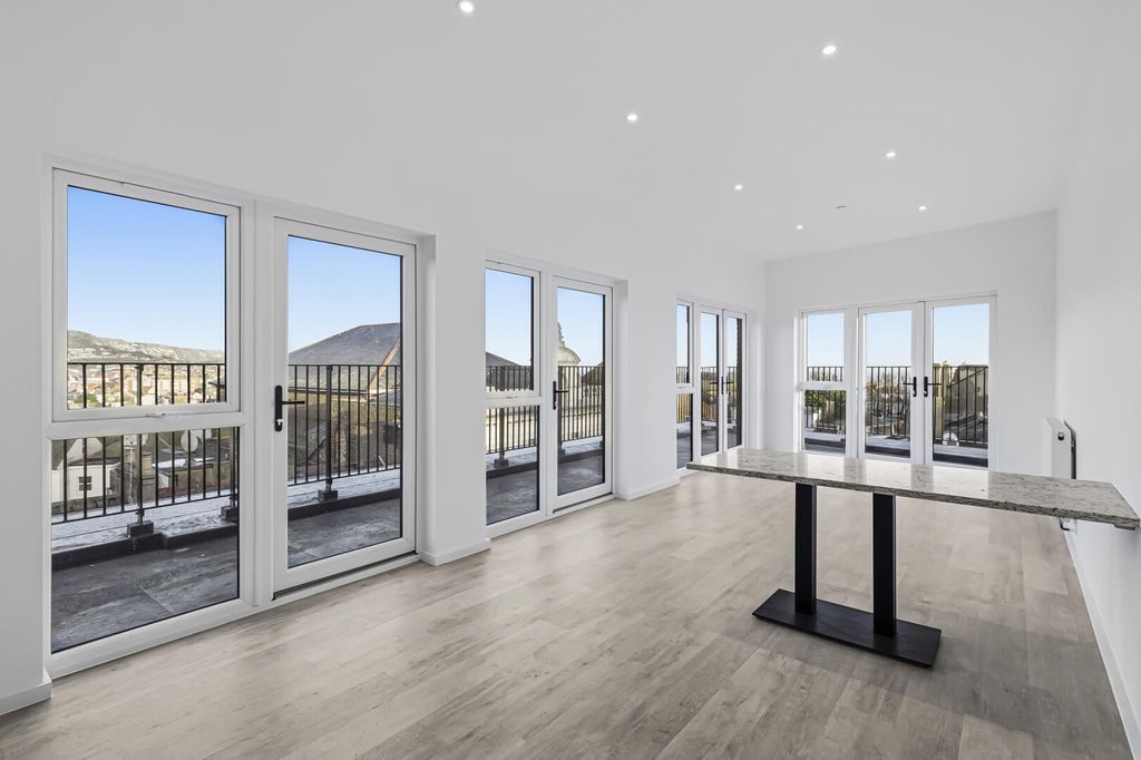 Property photo 2 of 16 Terrace / Patio