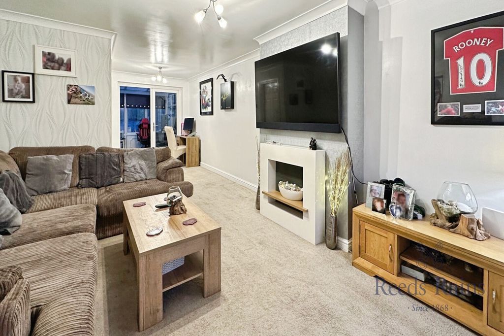 Property photo 3 of 13 Lounge