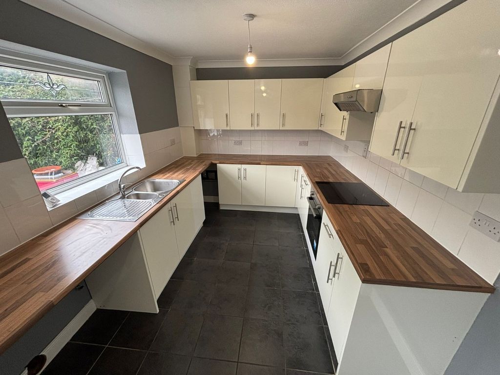 Property photo 3 of 8 Kitchen