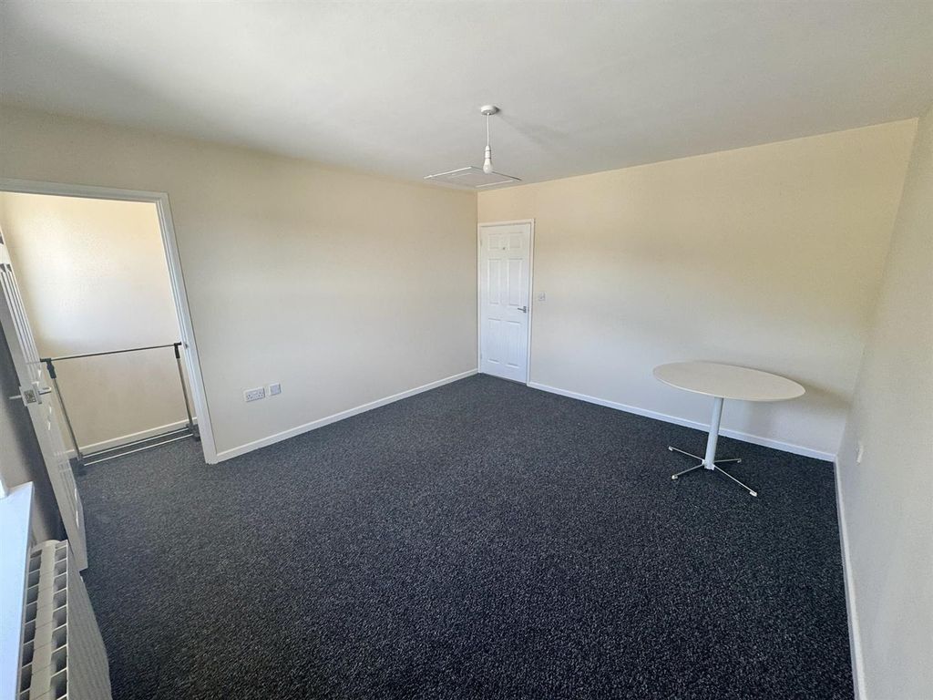 Property photo 2 of 10 Bedroom 1 (2/2)