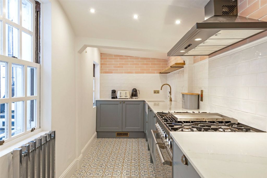 Property photo 3 of 9 Kitchen