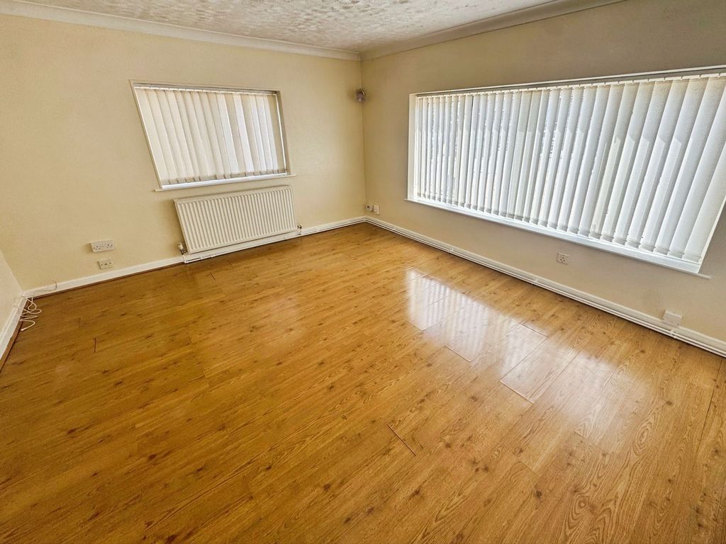 Property photo 3 of 11 Lounge