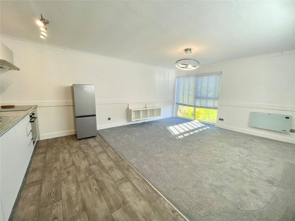 Property photo 3 of 10 Lounge/Kitchen