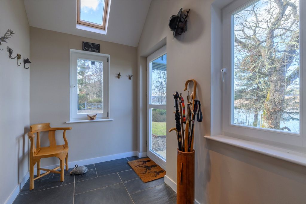 Property photo 3 of 29 Vestibule