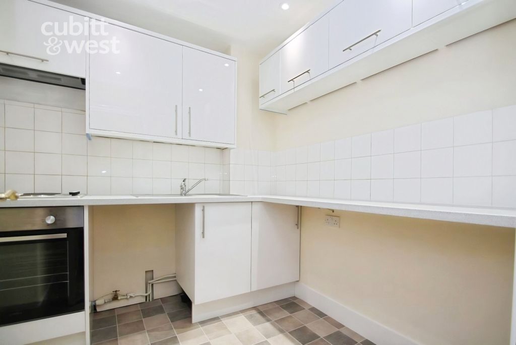 Property photo 3 of 10 Kitchen