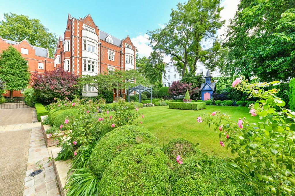 Property photo 1 of 11 Communal Gardens