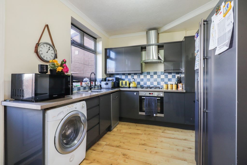 Property photo 3 of 25 Kitchen