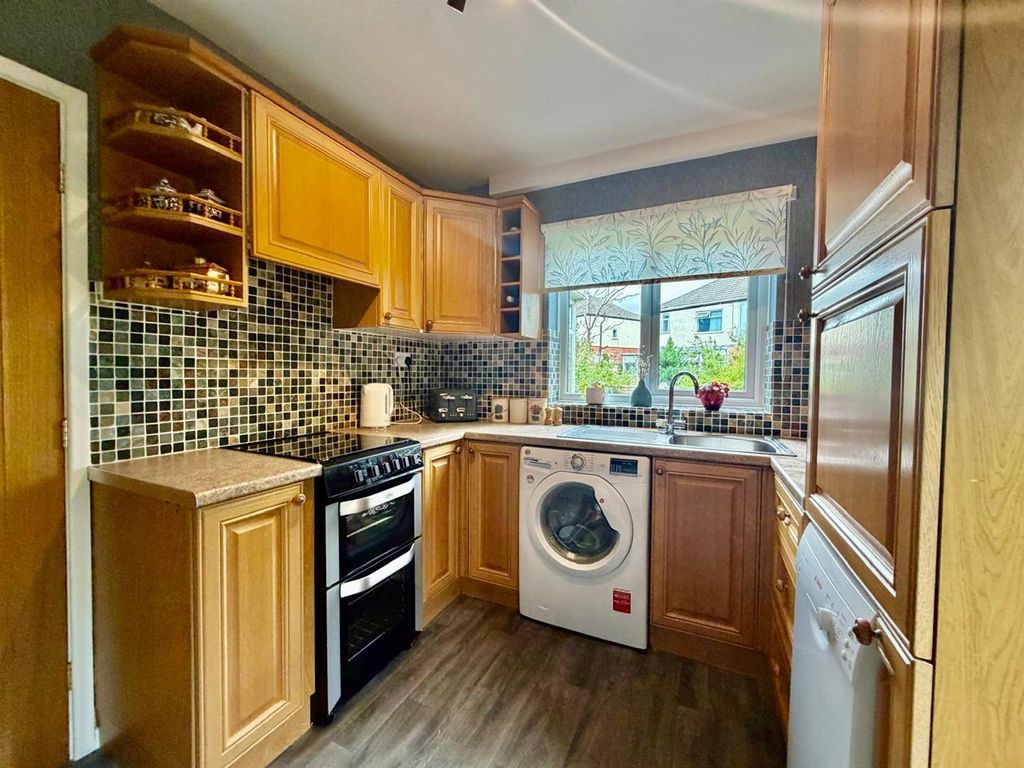 Property photo 2 of 21 Fitted Kitchen:
