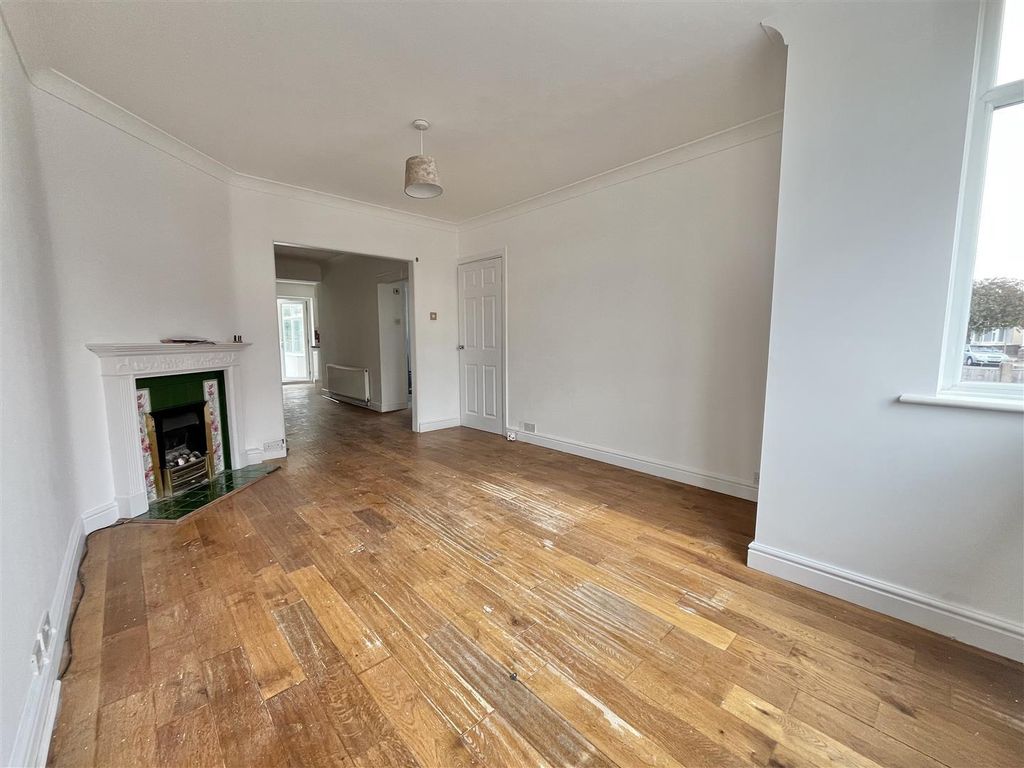 Property photo 3 of 20 Lounge