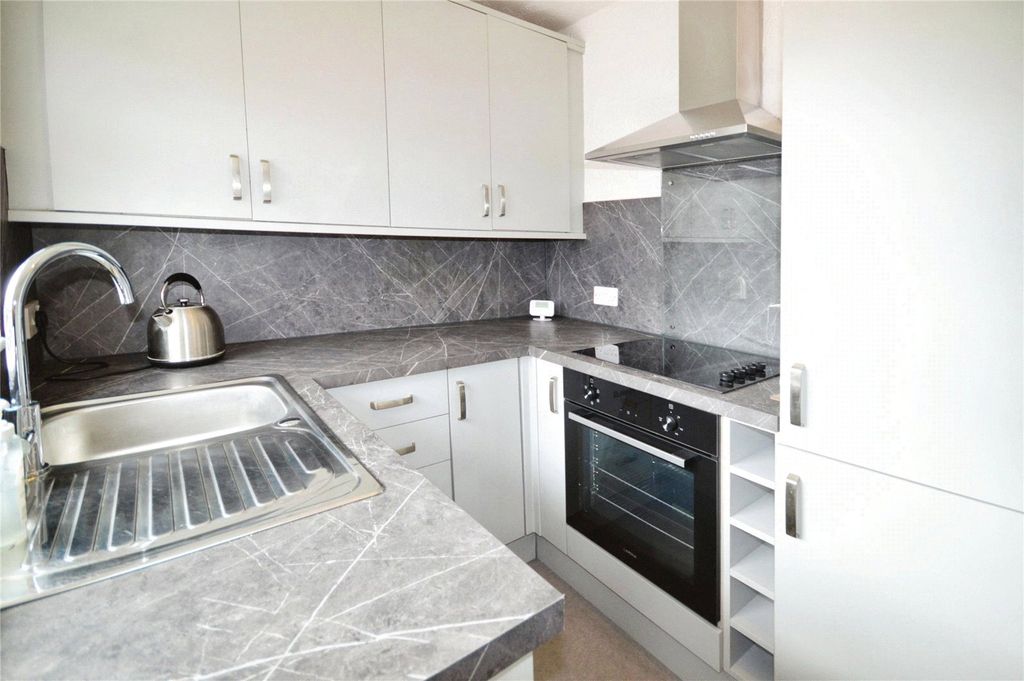 Property photo 3 of 12 Kitchen