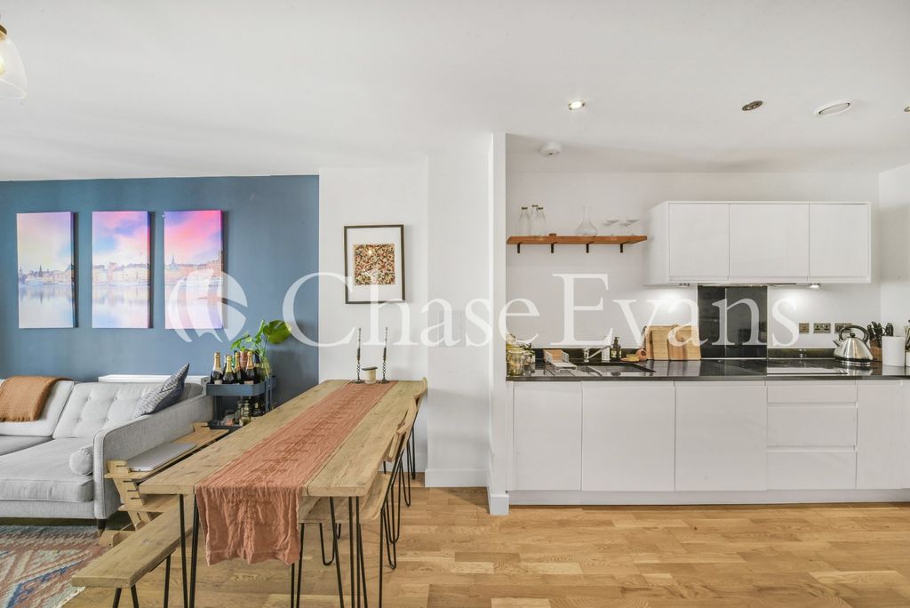 Property photo 3 of 11 Kitchen