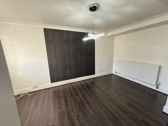 Property photo 2 of 15 Lounge R.Jpg