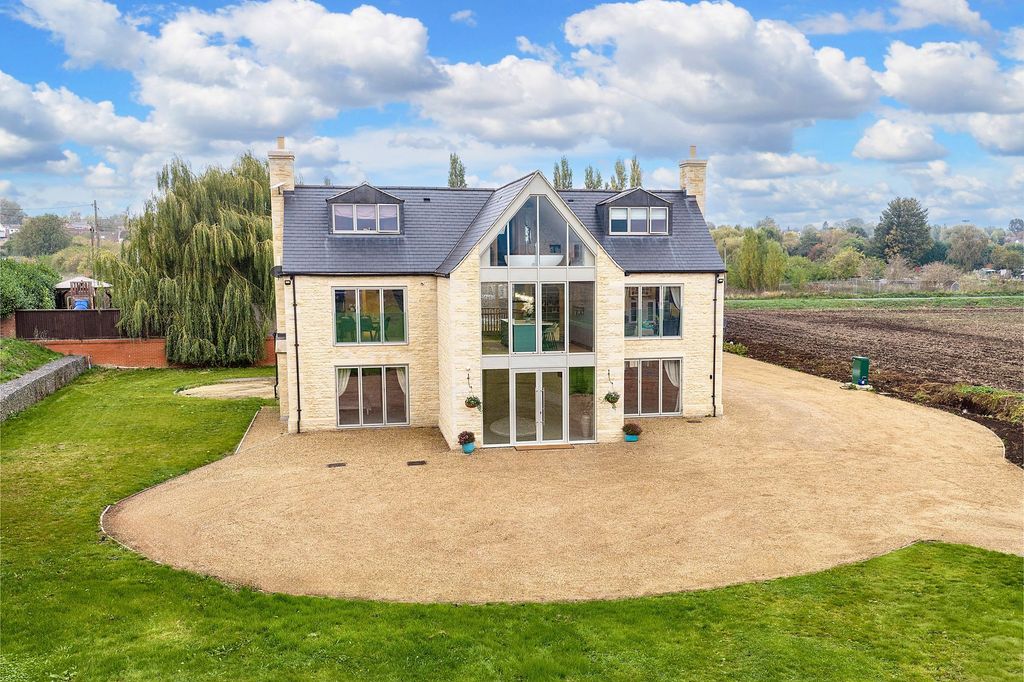 Property photo 1 of 43