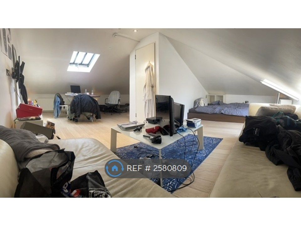 Property photo 1 of 11 Living Room/Bedroom 4
