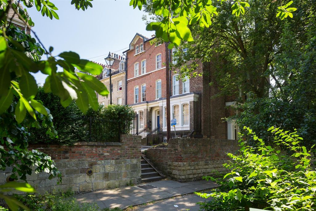 Property photo 1 of 18 External